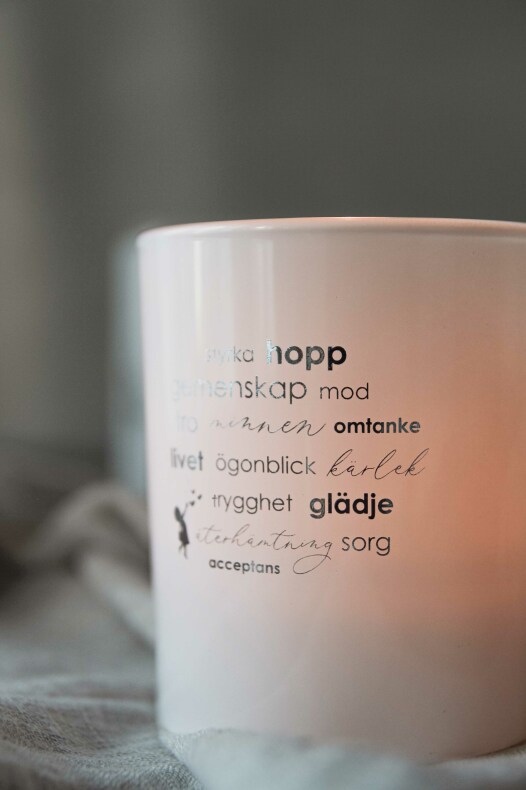 Ljuslykta Ellas Hjältar, från Majas lyktor säljs till förmån för Barncancerfonden
